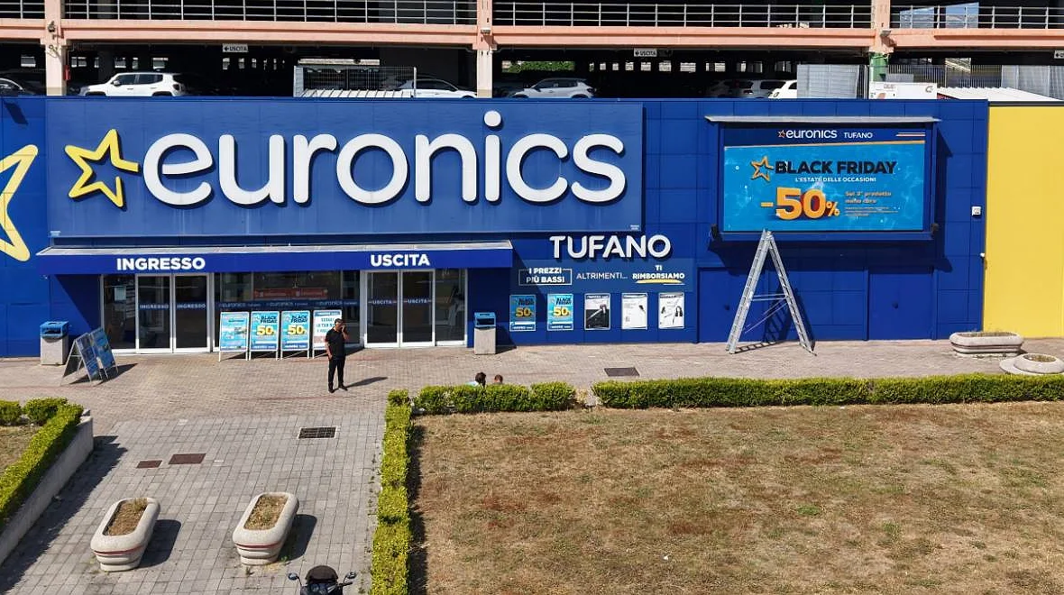 Maxischermo LED wall outdoor ad alta luminosità visibile sotto alla luce del sole - Installazione commerciale VeroLED