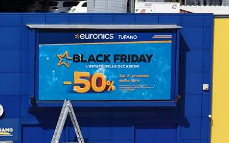 Maxischermo LED installato all'esterno di un complesso commerciale per digital signage e advertising